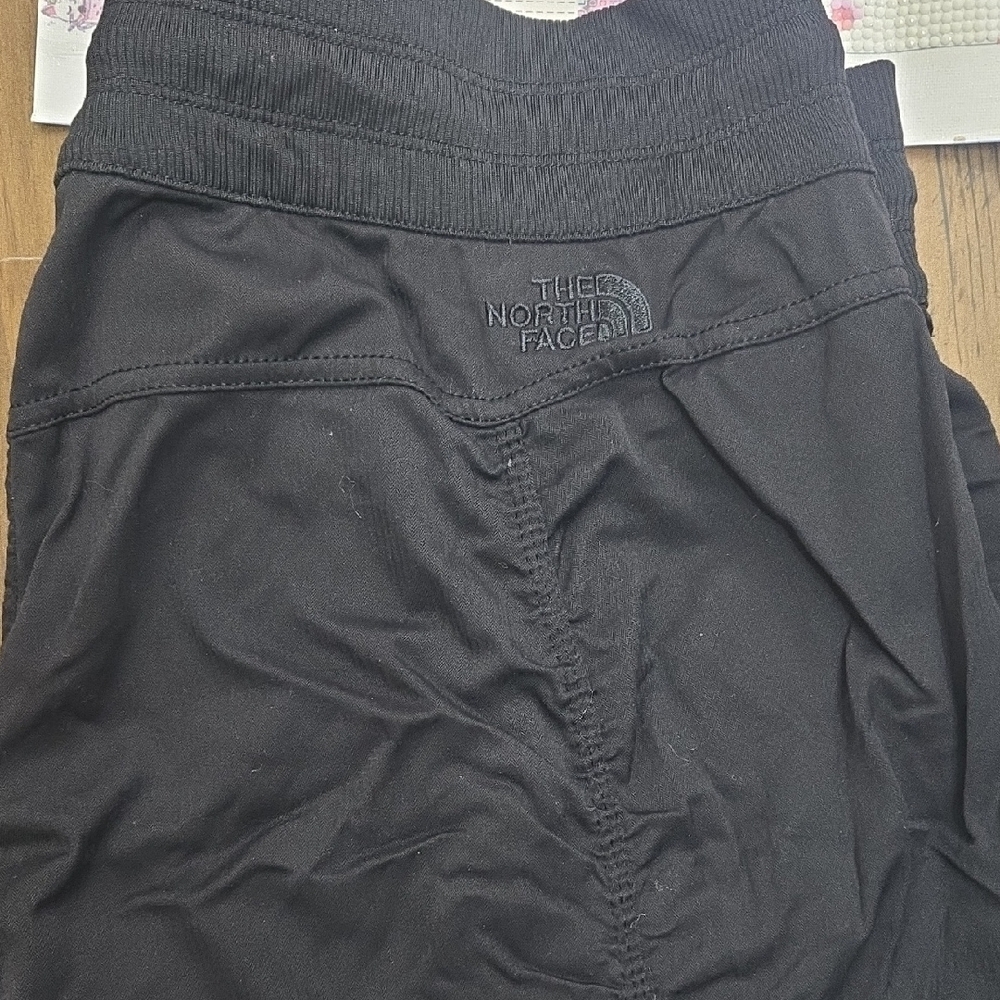 The North Face Women's Aphrodite 2.0 Crop Black Capri Track Pants - Picture 6 of 6